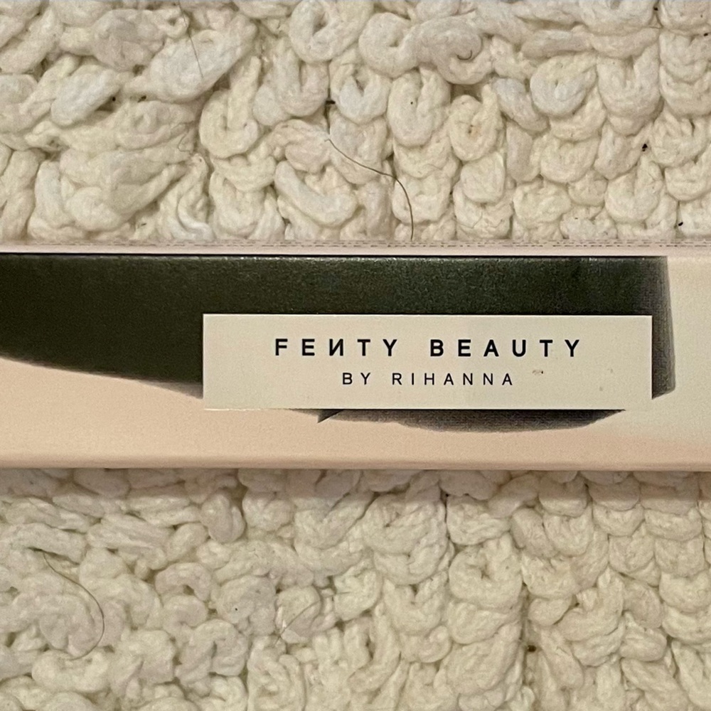 Fenty Beauty by Rihanna Brow MVP Sculpting brow wax pencil & styler - Universal